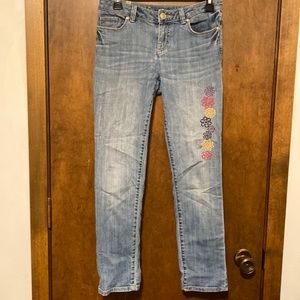 LAUREN CONRAD white washed low rise denim jeans. Cute embroidery. Size US 2.